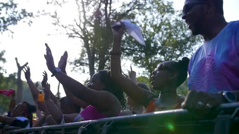 Una-Multitud-De-Personas-Bailando-En-Un-Festival-De-Música-En-Verano,-En-El-Festival-De-Música-Negra-De-Leeds-2019