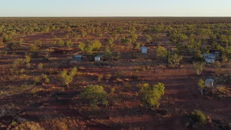 Toma-Aérea-De-Casas-En-Un-Pueblo-Minero-Abandonado,-Un-Pueblo-Fantasma-En-El-Interior-De-Australia