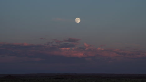 Luna-Llena-Saliendo-Contra-El-Cielo-Cerúleo-En-Arizona-Cerca-Del-Monumento-Nacional-Wupatki