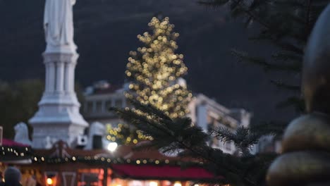 árbol-De-Navidad-En-Un-Mercado-De-Navidad-Bokeh