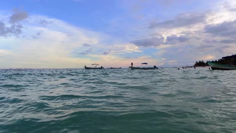 Pescador-En-Barco-Atardecer-En-El-Mar-Slowmo