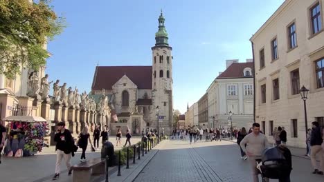 Paseo-Por-El-Centro-De-La-Ciudad-De-Cracovia-En-Polonia.