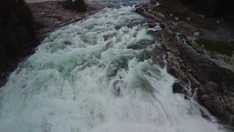 Volando-Lejos-De-Una-Gran-Cascada-Llamada-Laksforsen-En-Noruega