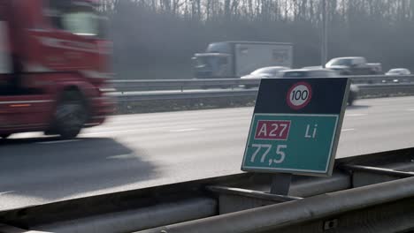 Utrecht,-Países-Bajos,-Autopista,-Señal-De-Límite-De-Velocidad-De-Tráfico-Ligero