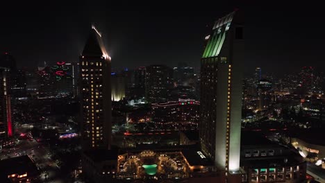 Vista-Aérea-Nocturna-De-La-Zona-Hotelera-En-La-Bahía-De-San-Diego,-Distrito-Del-Centro