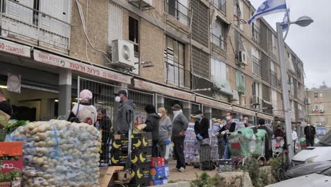 Menschen-Stehen-Während-Der-Corona-Virus-Quarantäne-In-Tel-Aviv-Vor-Einem-Lebensmittelgeschäft-Schlange