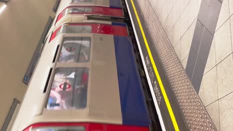 Un-Tren-Del-Metro-De-Londres-Frena-Hasta-Detenerse-En-La-Estación-Embankment,-En-El-Norte-De-Londres.