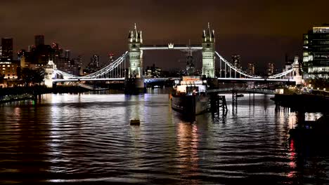 La-Belleza-Del-Puente-De-La-Torre-Por-La-Noche