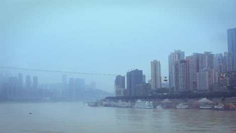 Dos-Teleféricos-Transportan-Personas-A-Través-Del-Río,-Sobre-El-Río-Yangtze-En-Chongqing.