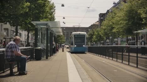 Alter-Mann-Wartet-Auf-Die-Straßenbahn,-Die-Im-Zentrum-Von-Göteborg-Ankommt