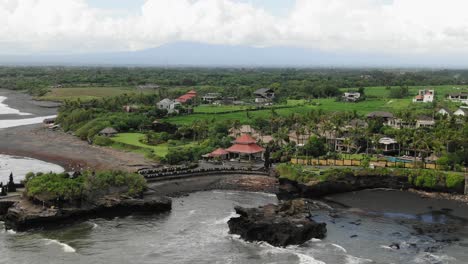 Vista-Aérea-Del-Templo-Gede-Agung,-Batu-Ngaus,-Bali,-Indonesia