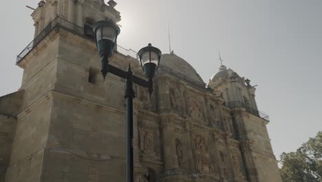 Sonnenaufgang-Mit-Niedrigem-Winkel-Blick-Auf-Die-Architektur-Der-Metropolitan-Cathedral,-Oaxaca,-Mexiko