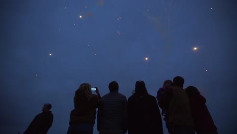 Familie-Feiert-Frohes-Neues-Jahr,-Farbenfrohe-Feuerwerkshow,-Zeitlupe