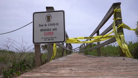 Schild-An-Der-Strandpromenade-Wegen-Coronavirus-Geschlossen,-Vilano-Beach,-Florida,-Saint-Johns-County