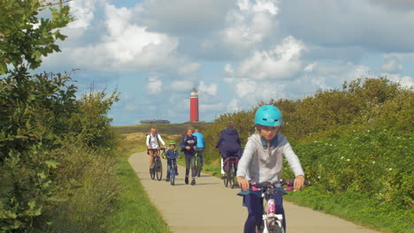 Ein-Fahrradweg-In-Den-Dünen