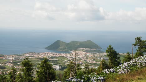 Monte-Brasil-Filmado-En-La-Isla-Tercera,-Azores-Con-El-Océano-Como-Fondo