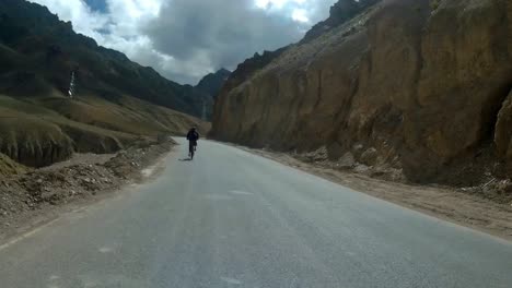 Fahrt-Mit-Dem-Fahrrad-Durch-Die-Ghats-Von-Leh,-Ladakh,-Himalaya,-Pov