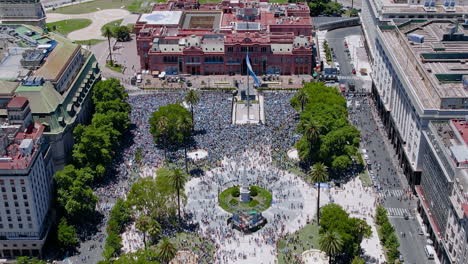 Toma-Aérea-Aérea-De-La-Plaza-De-Mayo-Y-La-Casa-Rosada-Llena-De-Fanáticos-Del-Fútbol-Argentino-Durante-La-Celebración-De-La-Copa-Del-Mundo.