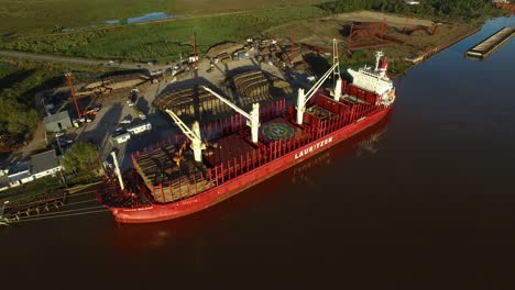 Lauritzen-Bulker-Schiff-Lädt-Baumstämme-Im-Hafen-Von-Buenos-Aires-In-Argentinien