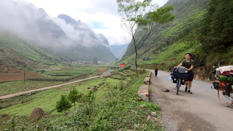 Personas-Que-Viajan-Por-Un-Valle-De-Carretera-Pavimentada-Durante-Un-Viaje,-Vietnam