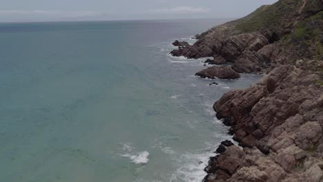 4K-Kletterdrohne-Aufnahme-Der-Felsigen-Küste-In-Der-Nähe-Der-Kogel-Bay,-Westkap,-Südafrika