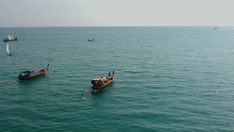 Vista-Aérea-De-Pescadores-Preparándose-Para-Recoger-Su-Red-De-Pesca.