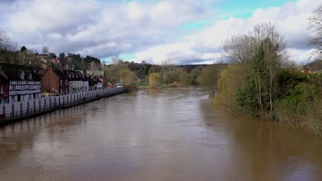 Defensas-Contra-Inundaciones-A-Lo-Largo-Del-Río-Severn-En-Bewdley,-Worcestershire