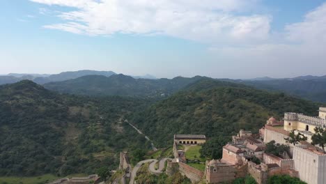 Vista-Aérea-Por-Drones-Del-Fuerte-De-Kumbhalgarh,-Rajasthan,-India