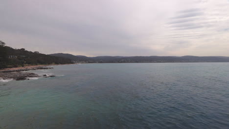 Vista-Desde-El-Muelle-De-Lorne,-Australia,-Movimiento-Lento-De-Derecha-A-Izquierda.