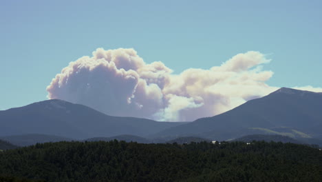 Humo-De-Incendios-Forestales-En-El-Pico-Del-Ermitaño-De-Calf-Canyon-Sobre-Las-Montañas-De-Nuevo-México