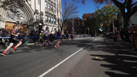 Corredores-De-Maratón-De-Nueva-York-Desde-Un-Lado-En-Cámara-Lenta.