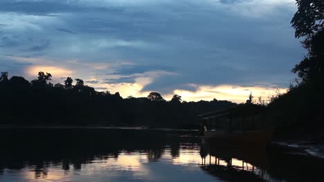 Puesta-De-Sol-En-La-Selva-Amazónica-En-El-Río-Con-Un-Barco-Flotante