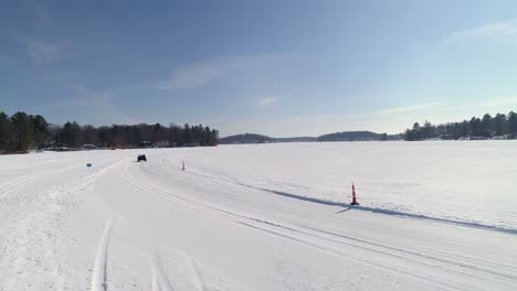 Ein-Speziell-Angefertigtes-UTV-Rast-An-Einem-Sonnigen-Tag-Mit-Hoher-Geschwindigkeit-über-Eine-Schneepiste