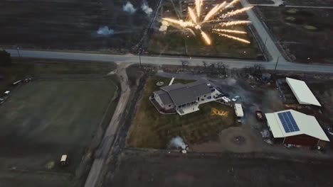 Brillante-Espectáculo-De-Fuegos-Artificiales-En-El-Patio-Trasero,-Feliz-Celebración-De-Año-Nuevo-Con-Vfx