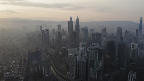 Frühes-Morgenlicht-über-Kuala-Lumpur,-Luftaufnahme-Der-Skyline-Der-Stadt-Einschließlich-Der-Berühmten-Petronas-Twin-Towers,-Malaysia