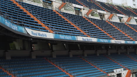 Nuevas-Gradas-Vacías-En-El-Estadio-Santiago-Bernabéu-De-Madrid,-España