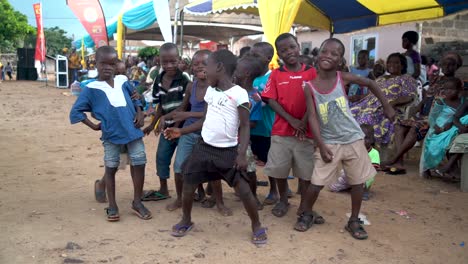 Süße-Kleine-Afrikanische-Jungen-Und-Mädchen-Tanzen-In-Zeitlupe-Bei-Einem-Dorffest