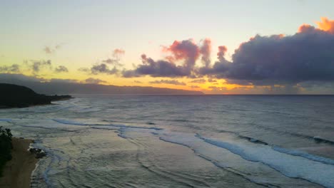 Hermosa-Puesta-De-Sol-De-La-Costa-Norte-De-Oahu,-Hawai,-Con-Un-Hermoso-Cielo-Y-Olas-Rompientes