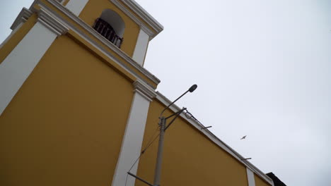 Schwenkaufnahme-Der-Seite-Der-Kirche-San-Juan-Bautista-In-Ascope,-Peru