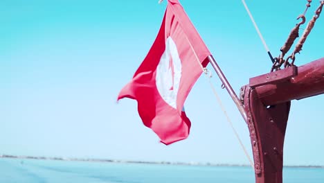 Bandera-De-Túnez-Ondeando-En-Un-Barco-Pirata-Turístico