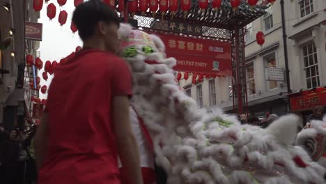 Toma-En-Cámara-Lenta-De-Una-Bailarina-De-Dragón-En-Las-Celebraciones-Del-Año-Nuevo-Chino-En-China-Town-En-Londres,-Inglaterra