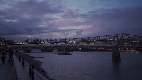 Twilight-Above-Millennium-Bridge-and-London,-England-UK