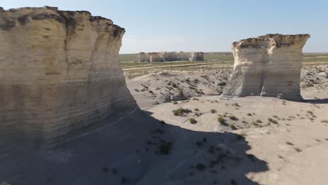 Rocas-Monumento-En-Kansas-Vuelan-A-Través-Del-Tiro