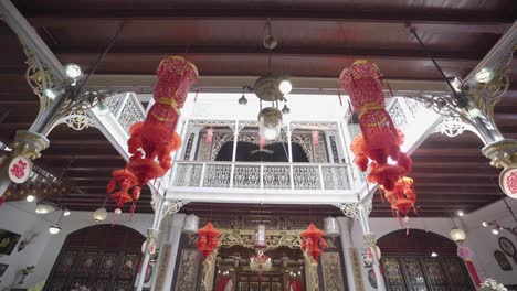 Toma-De-Seguimiento-En-ángulo-Bajo-De-Linternas-Chinas-Dentro-Del-Patio-Del-Templo-Asiático.