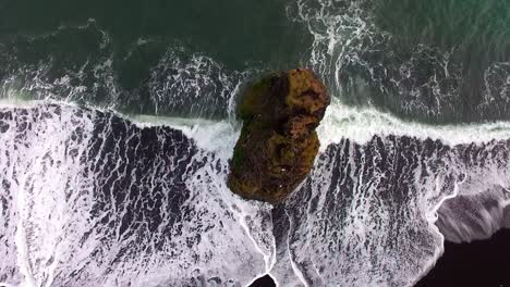 Espectacular-Paisaje-De-La-Playa-Islandesa-De-Arena-Negra-Reynisfjara-Cerca-De-La-Ciudad-De-Vik