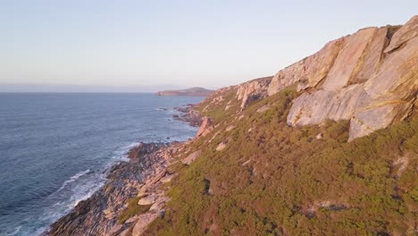 Vista-Aérea-Del-Paisaje-De-La-Costa-Del-Sur-De-Australia-Durante-El-Amanecer