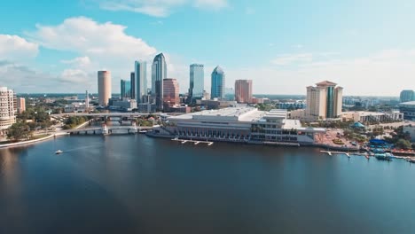 Skyline-Von-Tampa-Mit-Wolkenkratzern,-Fluss-Und-Bucht-In-Florida,-USA