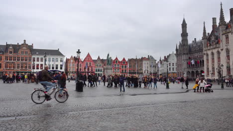 Plano-Amplio-De-La-Gran-Plaza-Del-Mercado.-Brujas,-Bélgica