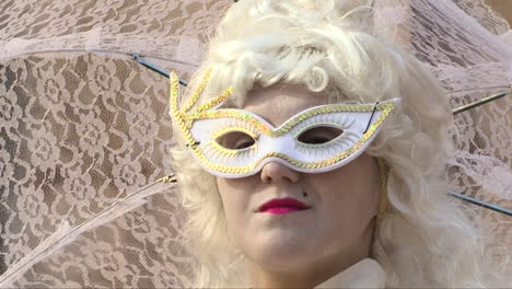 Close-up-of-Statue-Woman-with-her-lace-hat-and-mask-on-her-face,-performance-at-Rua-Augusta