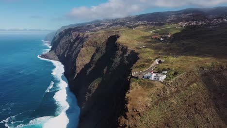 Luftaufnahme-Des-Leuchtturms-Und-Der-Klippen-Von-Ponta-Do-Pargo-Per-Drohne